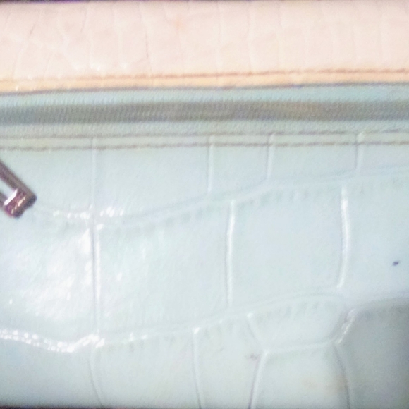 Guess Large Clutch Style Leather Wallet. - Picture 6 of 6